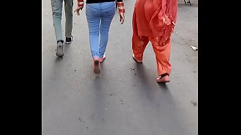 Big ass walking twerking on road